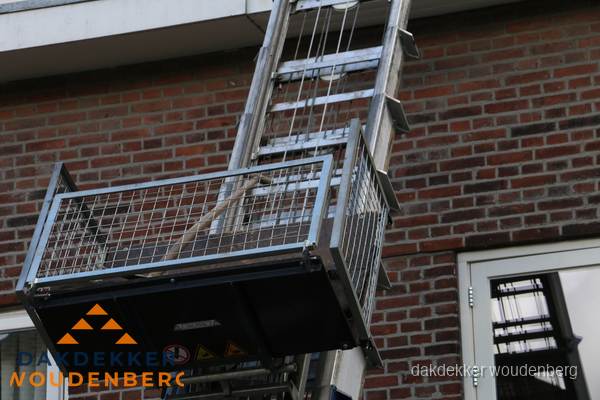 Ladderlift met dakpannen voor dakpan reparatie in Woudenberg Ladderlift met dakpannen voor dakpan reparatie in Woudenberg