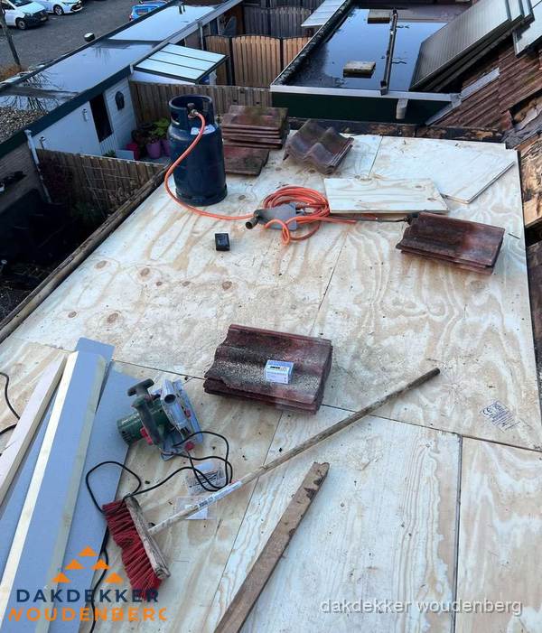 Dakreparatie werkzaamheden op plat dak met gereedschap in Woudenberg Dakreparatie werkzaamheden op plat dak met gereedschap in Woudenberg