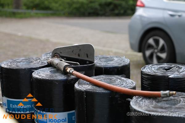 Rollen bitumen dakbedekking EshaGum klaar voor installatie in Woudenberg Rollen bitumen dakbedekking EshaGum klaar voor installatie in Woudenberg