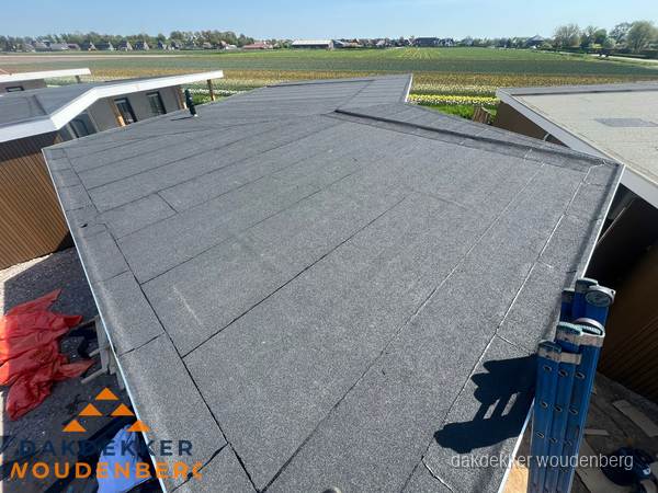 Nieuw bitumen plat dak met uitzicht over landschap in Woudenberg Nieuw bitumen plat dak met uitzicht over landschap in Woudenberg