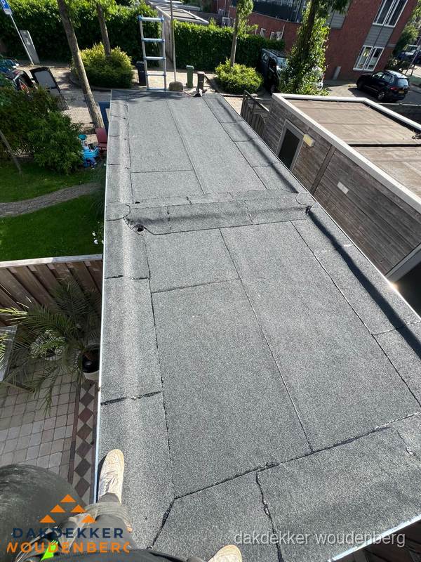 Bitumen plat dak rijtjeswoning vanuit dakdekker perspectief in Woudenberg