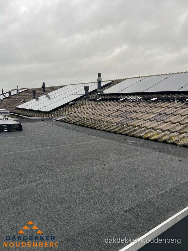 Bitumen dakbedekking op plat dak met aansluitend pannendak en zonnepanelen in Woudenberg Bitumen dakbedekking op plat dak met aansluitend pannendak en zonnepanelen in Woudenberg
