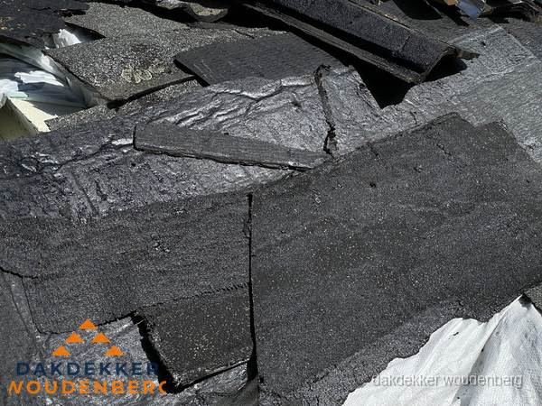 Verwijderd oud bitumen dakleer klaar voor vervanging in Woudenberg Verwijderd oud bitumen dakleer klaar voor vervanging in Woudenberg