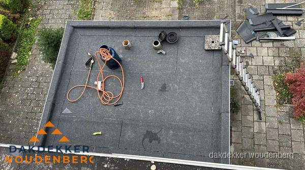 Plat dak met nieuwe bitumen bedekking in Woudenberg Plat dak met nieuwe bitumen bedekking in Woudenberg