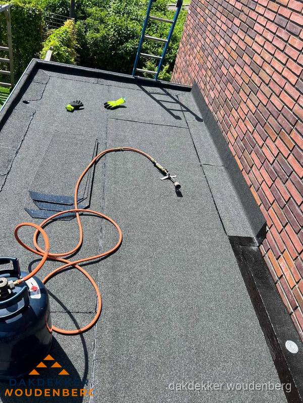 Plat dak met bitumen en brandgereedschap van dakdekkersbedrijf in Woudenberg Plat dak met bitumen en brandgereedschap van dakdekkersbedrijf in Woudenberg