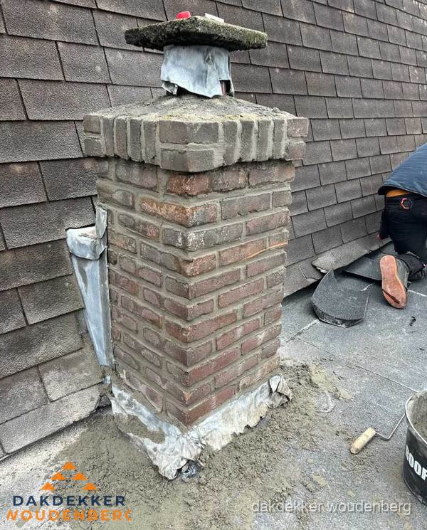 Schoorsteen reparatie met lood en voegwerk op leien dak in Woudenberg Schoorsteen reparatie met lood en voegwerk op leien dak in Woudenberg