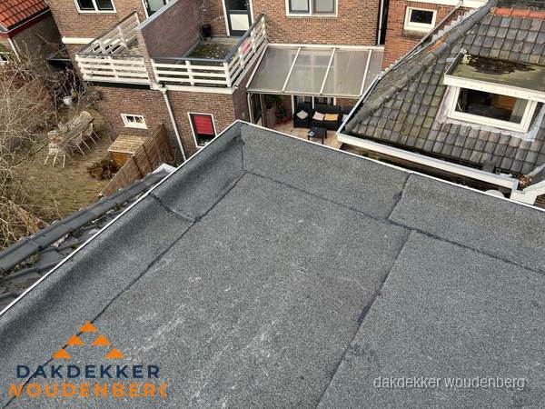 Overzicht plat dak met dakgoot in woonwijk Woudenberg Overzicht plat dak met dakgoot in woonwijk Woudenberg