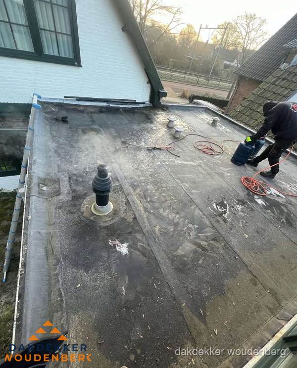 Dakdekker verhelpt daklekkage op plat dak in Woudenberg Dakdekker verhelpt daklekkage op plat dak in Woudenberg