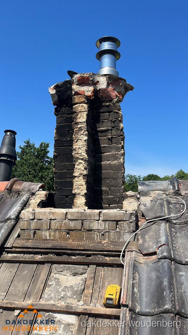 Beschadigde schoorsteen met nieuwe rookgasafvoer op oud dak in Woudenberg Beschadigde schoorsteen met nieuwe rookgasafvoer op oud dak in Woudenberg