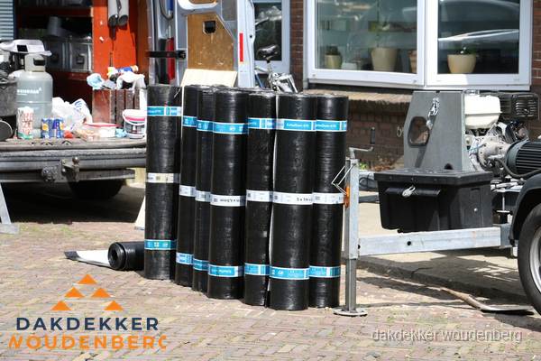Rollen bitumen dakbedekking klaar voor daklekkage reparatie in Woudenberg Rollen bitumen dakbedekking klaar voor daklekkage reparatie in Woudenberg