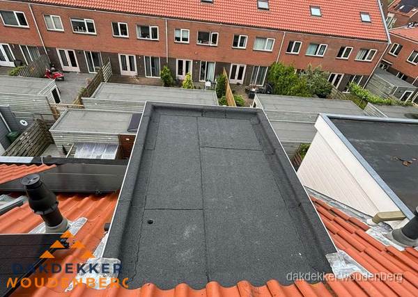 Plat dak met bitumen bedekking naast dakkapel in Woudenberg Plat dak met bitumen bedekking naast dakkapel in Woudenberg