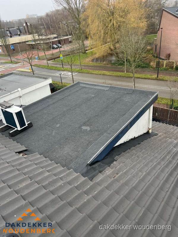 Plat dak met bitumen isolatie en dakbedekking in Woudenberg Plat dak met bitumen isolatie en dakbedekking in Woudenberg