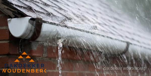 Lekkende dakgoot tijdens regenval in Woudenberg