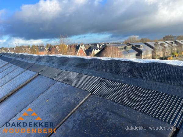 Dakisolatie bij de nok met ventilatieprofiel op schuin dak in Woudenberg Dakisolatie bij de nok met ventilatieprofiel op schuin dak in Woudenberg