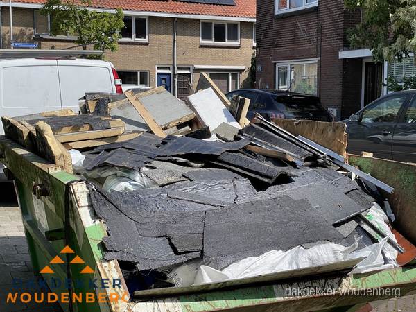 Afvalcontainer met gesloopt dakmateriaal tijdens dakkapel renovatie in Woudenberg Afvalcontainer met gesloopt dakmateriaal tijdens dakkapel renovatie in Woudenberg