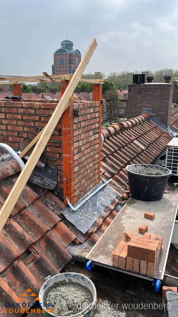 Schoorsteen renovatie met metselwerk op schuin dak in Woudenberg Schoorsteen renovatie met metselwerk op schuin dak in Woudenberg