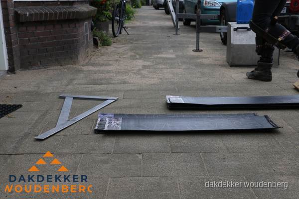 Dakbedekkingsmateriaal en zinkwerk klaargelegd voor reparatie in Woudenberg Dakbedekkingsmateriaal en zinkwerk klaargelegd voor reparatie in Woudenberg