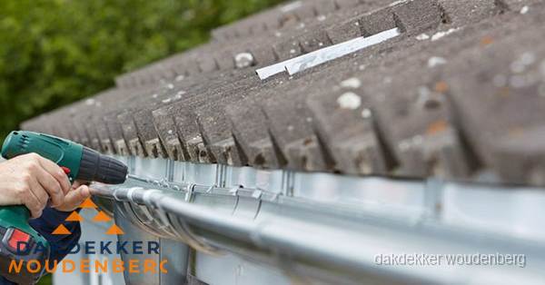 Dakgoot repareren met accuboormachine in Woudenberg Dakgoot repareren met accuboormachine in Woudenberg