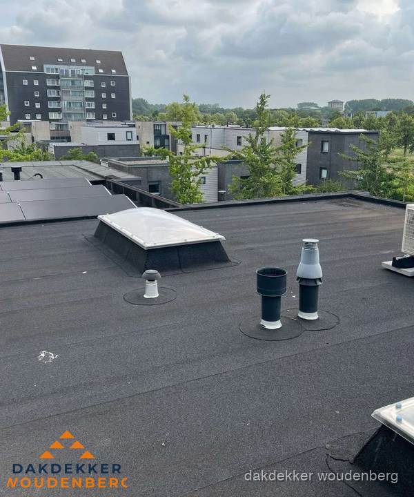 Groot plat dak met lichtkoepel en dakdoorvoeren in Woudenberg Groot plat dak met lichtkoepel en dakdoorvoeren in Woudenberg