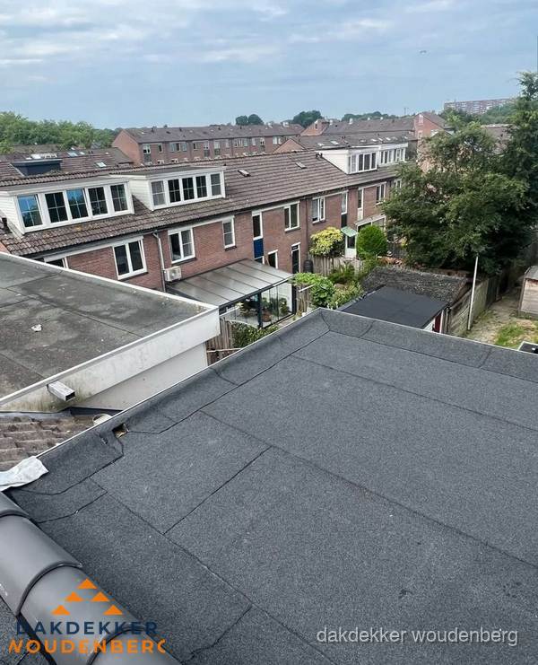 Vernieuwd plat dak met bitumen in woonwijk in Woudenberg Vernieuwd plat dak met bitumen in woonwijk in Woudenberg
