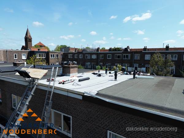 Dakdekkers aan het werk op plat dak in Woudenberg Dakdekkers aan het werk op plat dak in Woudenberg