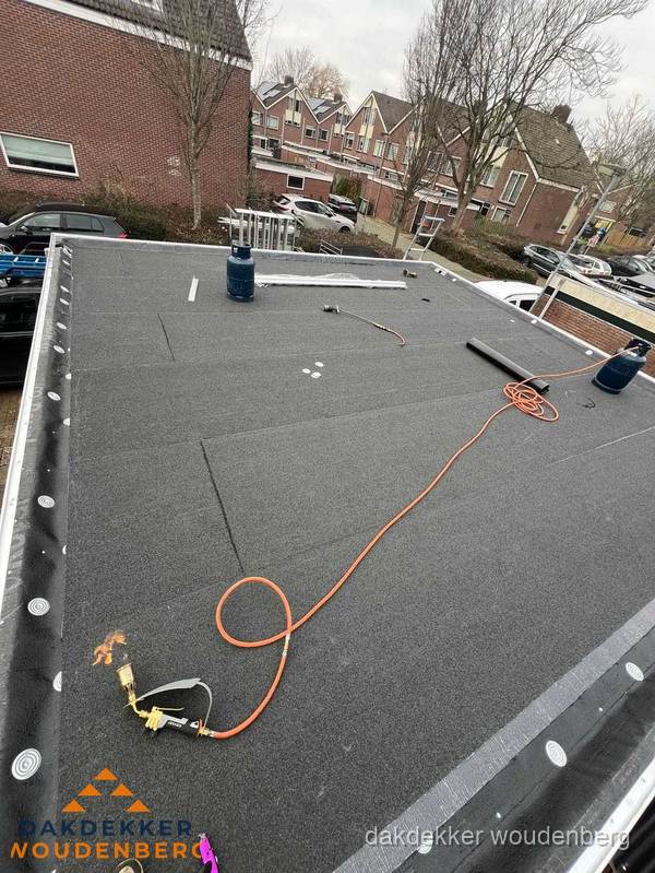 Afgewerkte dakrenovatie met bitumen op plat dak in Woudenberg Afgewerkte dakrenovatie met bitumen op plat dak in Woudenberg