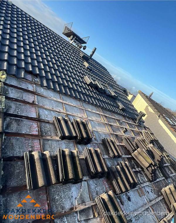 Schuin dak renovatie met nieuwe dakpannen in Woudenberg Schuin dak renovatie met nieuwe dakpannen in Woudenberg
