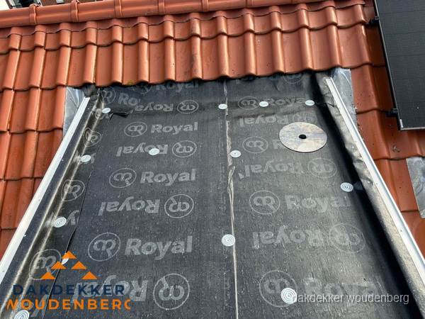 Nieuw dak met dakpannen en Royal onderlaag bij woning in Woudenberg Nieuw dak met dakpannen en Royal onderlaag bij woning in Woudenberg