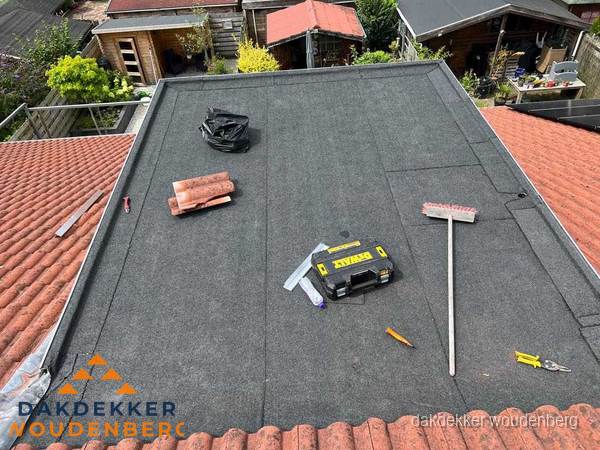 Nieuw plat dak met bitumen dakbedekking in Woudenberg Nieuw plat dak met bitumen dakbedekking in Woudenberg