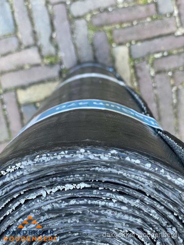 Rol bitumen dakleer met leislag voor plat dak in Woudenberg Rol bitumen dakleer met leislag voor plat dak in Woudenberg
