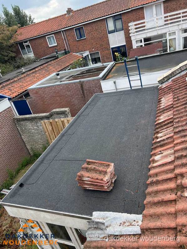 Plat dak aanbouw met bitumen naast schuin pannendak in Woudenberg Plat dak aanbouw met bitumen naast schuin pannendak in Woudenberg