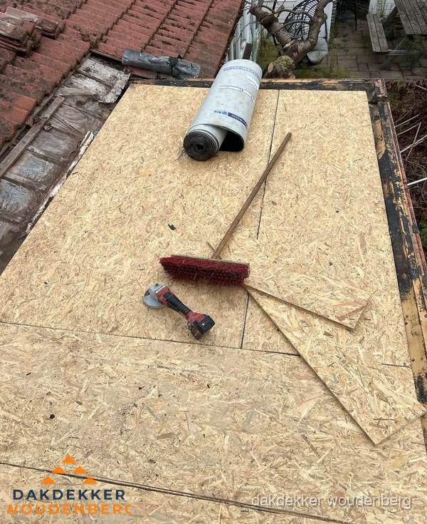 Plat dak vervangen met nieuwe OSB-ondergrond en bitumenrol in Woudenberg Plat dak vervangen met nieuwe OSB-ondergrond en bitumenrol in Woudenberg