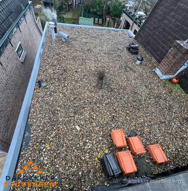 Plat dak met grindballast en dakdoorvoeren in Woudenberg Plat dak met grindballast en dakdoorvoeren in Woudenberg