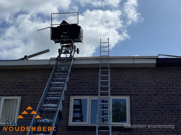 Ladderlift en ladder bij woning voor dakinspectie in Woudenberg Ladderlift en ladder bij woning voor dakinspectie in Woudenberg