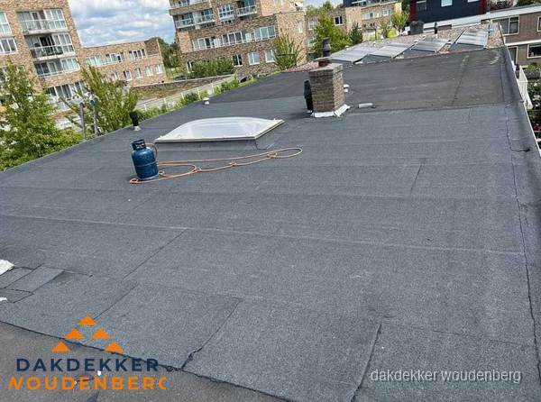 Bitumen dakbedekking op plat dak met lichtkoepel en schoorsteen in Woudenberg Bitumen dakbedekking op plat dak met lichtkoepel en schoorsteen in Woudenberg