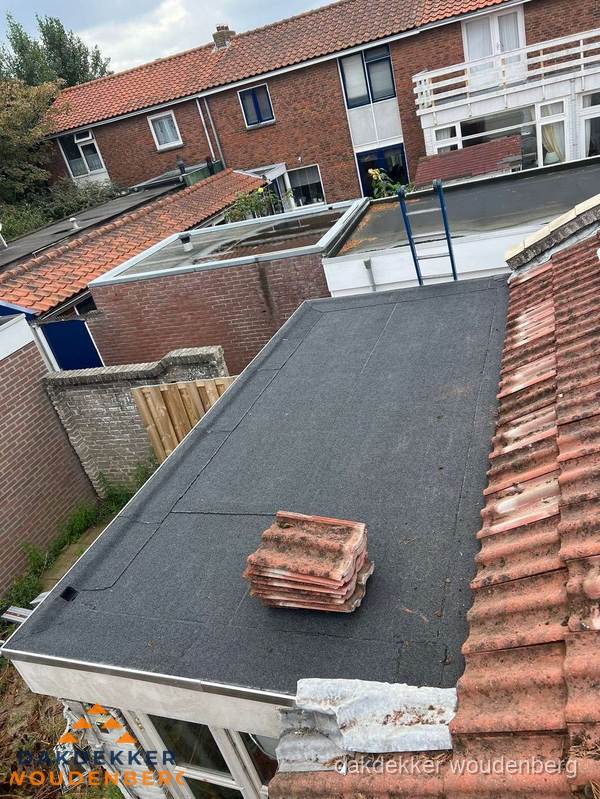 Aanbouw plat dak met reservepannen voor dakpannen vervangen in Woudenberg Aanbouw plat dak met reservepannen voor dakpannen vervangen in Woudenberg