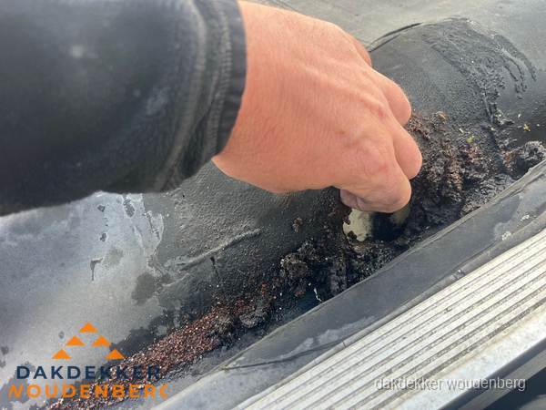Schade aan bitumen dakbedekking op plat dak in Woudenberg Schade aan bitumen dakbedekking op plat dak in Woudenberg