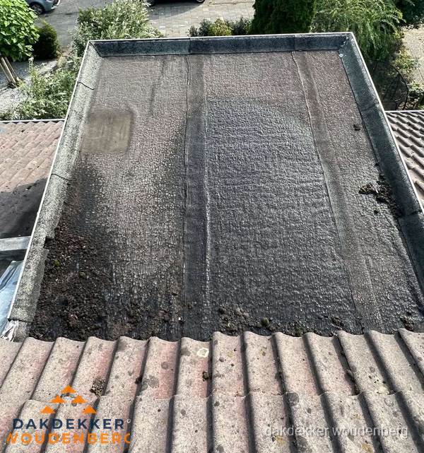 Verouderd plat dak met bitumen en slijtage voor lekkage inspectie in Woudenberg Verouderd plat dak met bitumen en slijtage voor lekkage inspectie in Woudenberg