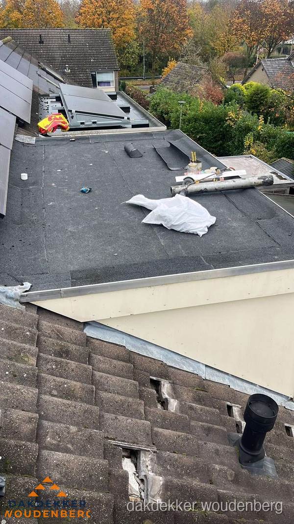 Beschadigde dakbedekking op plat dak voor reparatie in Woudenberg Beschadigde dakbedekking op plat dak voor reparatie in Woudenberg