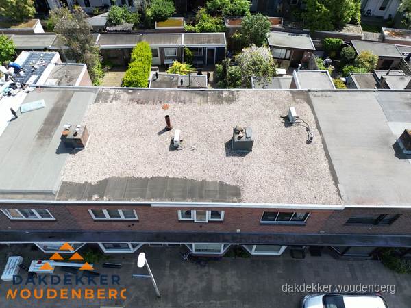 Plat dak met grindballast en dakdoorvoeren in Woudenberg Plat dak met grindballast en dakdoorvoeren in Woudenberg