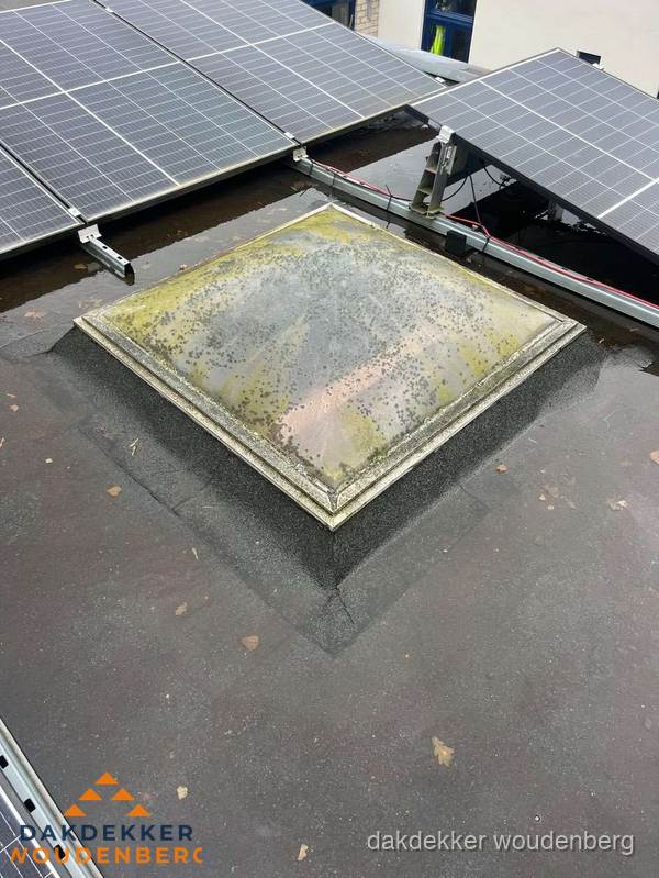 Vervuilde lichtkoepel op plat dak met zonnepanelen in Woudenberg Vervuilde lichtkoepel op plat dak met zonnepanelen in Woudenberg