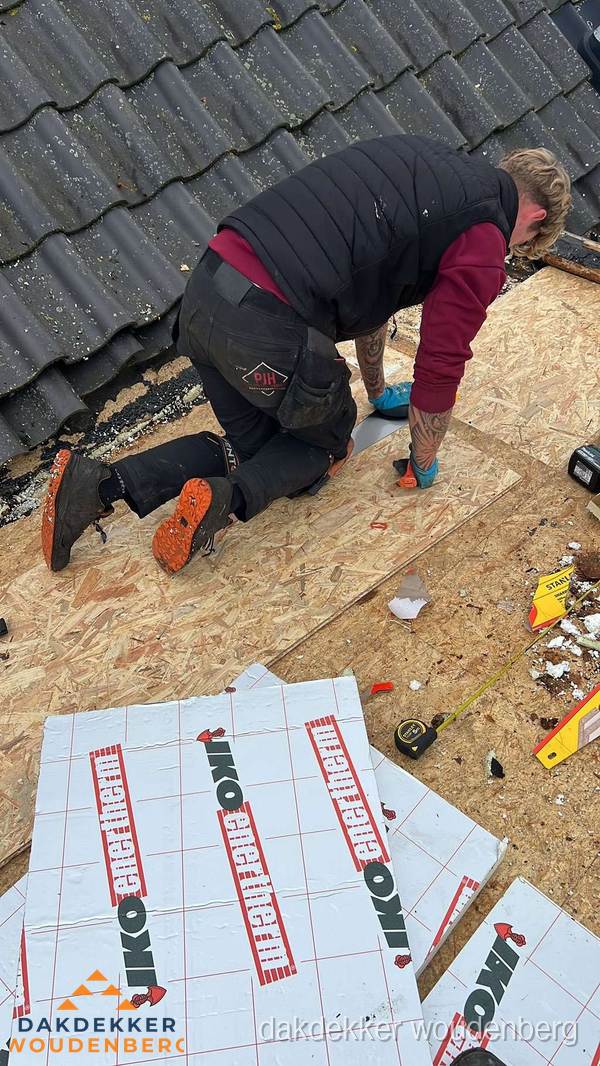 Dakdekker plaatst PIR-isolatieplaten op plat dak in Woudenberg Dakdekker plaatst PIR-isolatieplaten op plat dak in Woudenberg