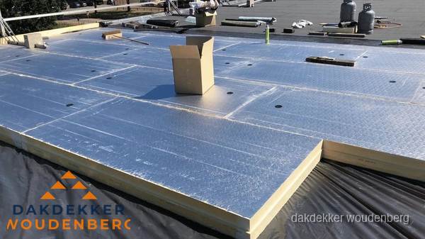 PIR isolatieplaten worden gelegd op plat dak voor dakisolatie in Woudenberg PIR isolatieplaten worden gelegd op plat dak voor dakisolatie in Woudenberg