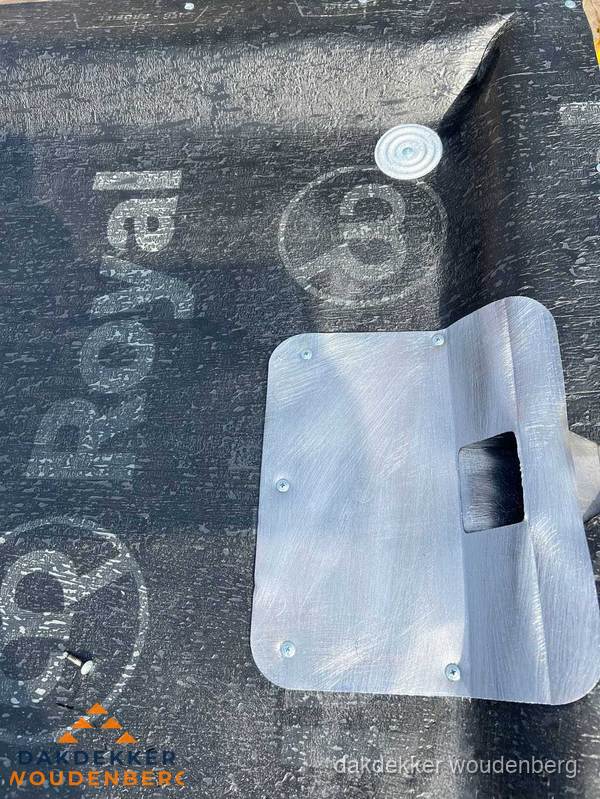Dakgoot aansluiting op bitumen dak in Woudenberg Dakgoot aansluiting op bitumen dak in Woudenberg