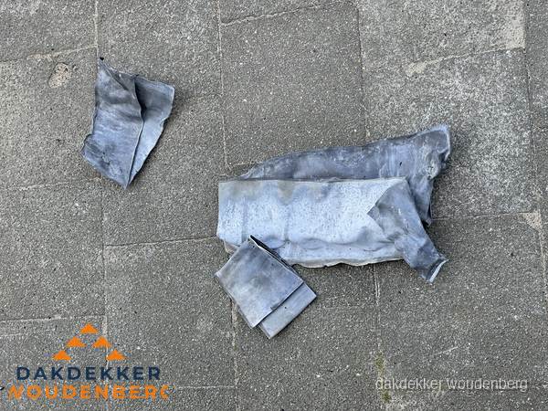 Oude verwijderde loodslabben na vervanging in Woudenberg Oude verwijderde loodslabben na vervanging in Woudenberg