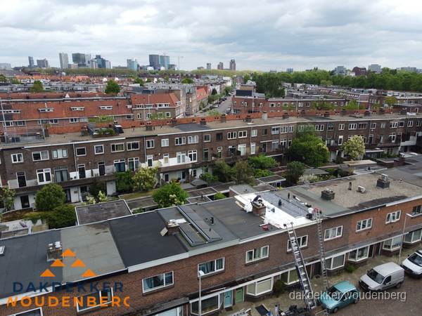 Spoed dakdekker aan het werk op plat dak in woonwijk Woudenberg Spoed dakdekker aan het werk op plat dak in woonwijk Woudenberg