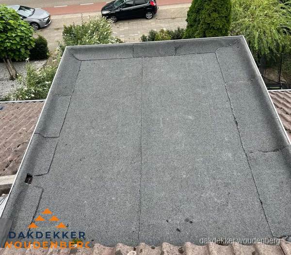 Nieuw aangebrachte bitumen dakbedekking op plat dak in Woudenberg Nieuw aangebrachte bitumen dakbedekking op plat dak in Woudenberg