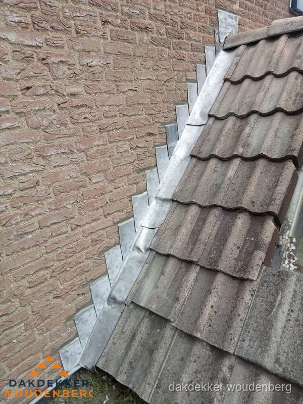 Loodslabben langs dakaansluiting bij bakstenen muur in Woudenberg Loodslabben langs dakaansluiting bij bakstenen muur in Woudenberg