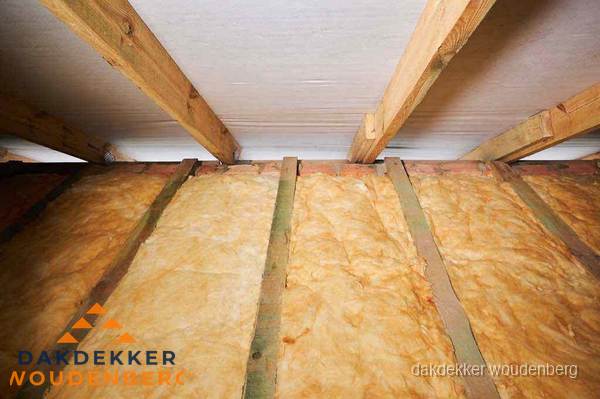 Dakisolatie met glaswol tussen dakspanten in Woudenberg Dakisolatie met glaswol tussen dakspanten in Woudenberg