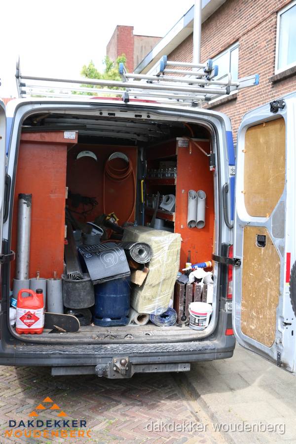 Bedrijfsbus van dakdekker met gereedschap en materialen in Woudenberg Bedrijfsbus van dakdekker met gereedschap en materialen in Woudenberg